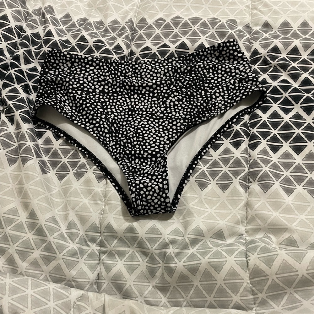 i am selling a bikini bottom it’s black n white and the size is a S in kids